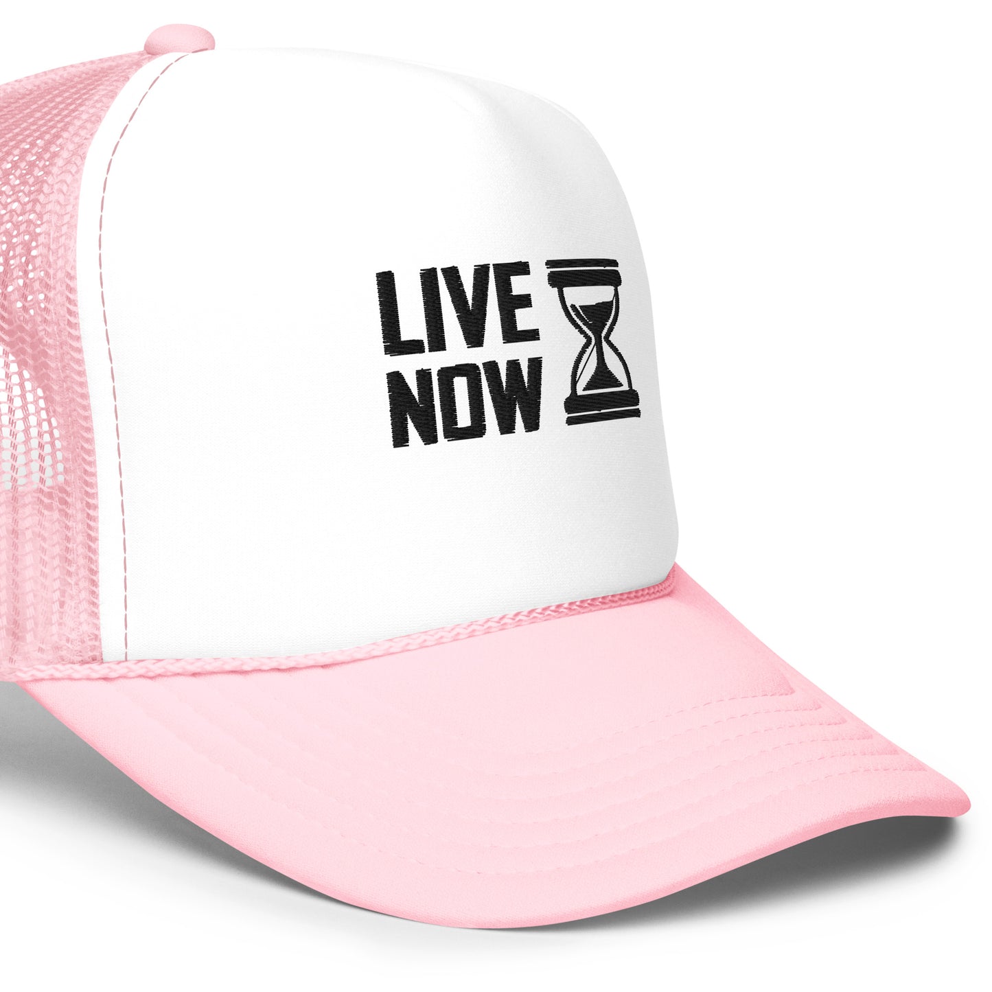 Casquette trucker rose clair et blanche avec inscription noire Live Now et sablier