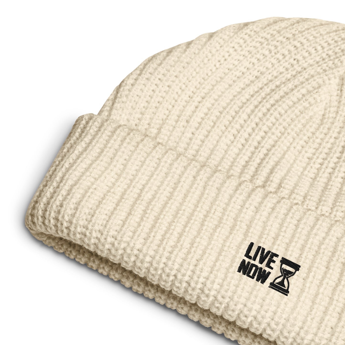 Bonnet pêcheur écru en maille côtelée avec broderie noire « LIVE NOW » et sablier