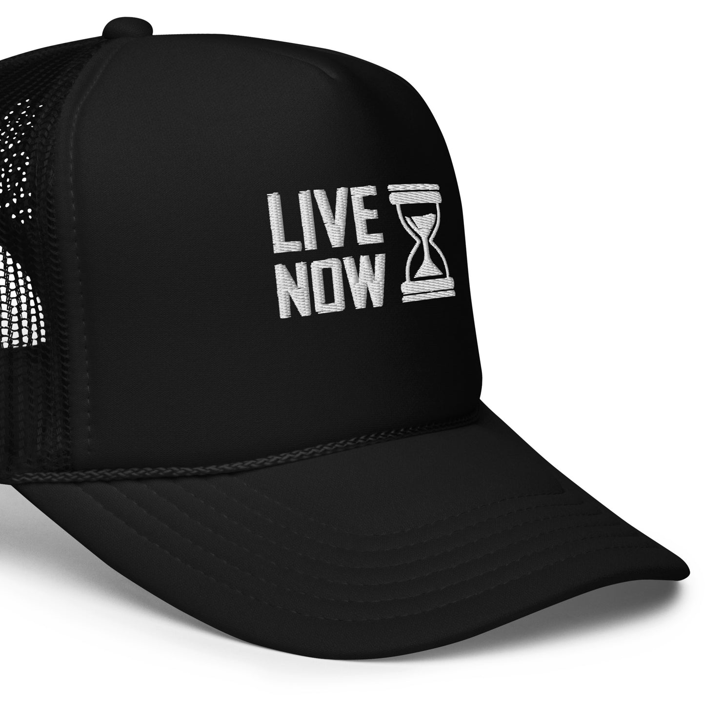 Casquette trucker noire avec inscription brodée blanche "LIVE NOW" et sablier