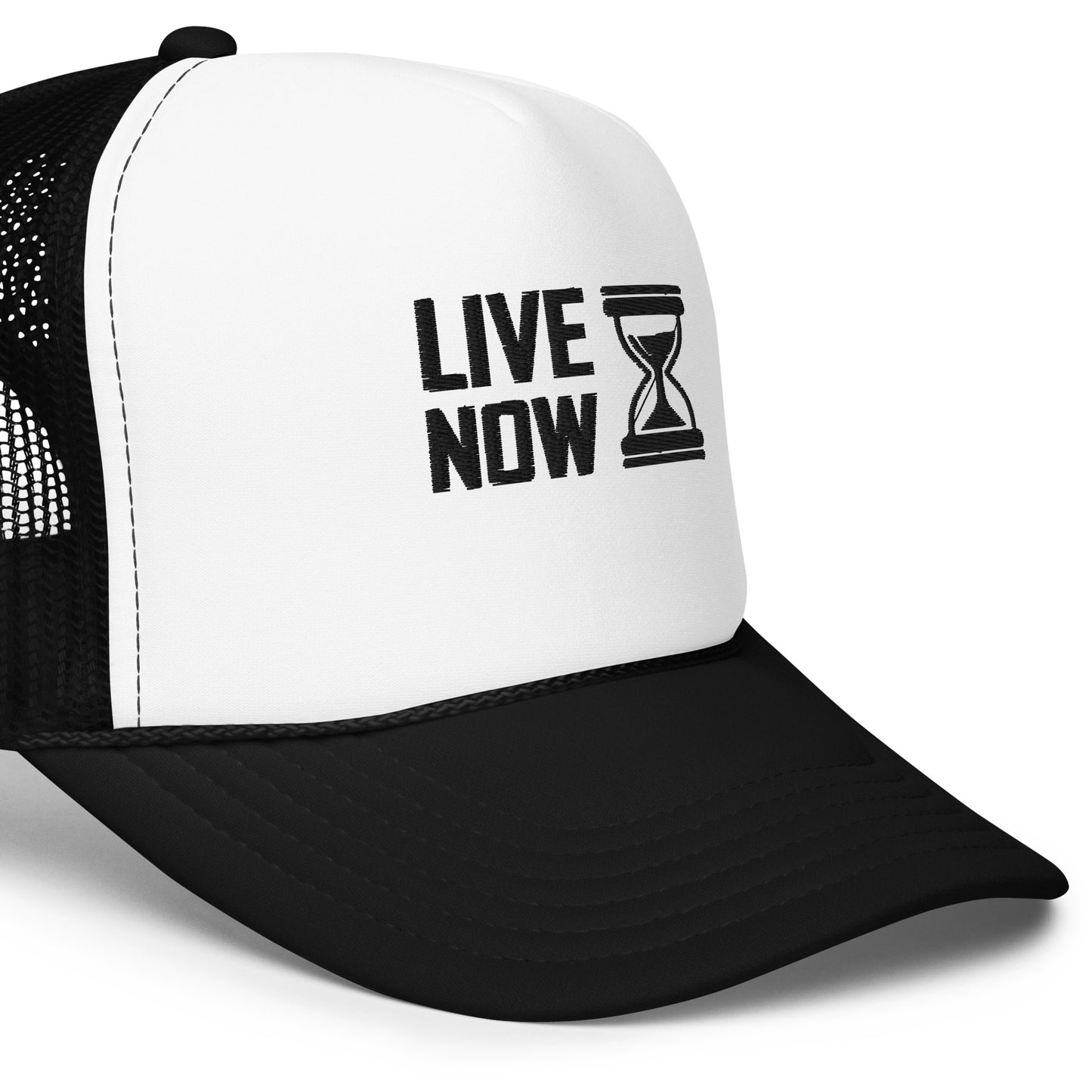 Casquette trucker noire et blanche avec inscription brodée "LIVE NOW" et sablier noir