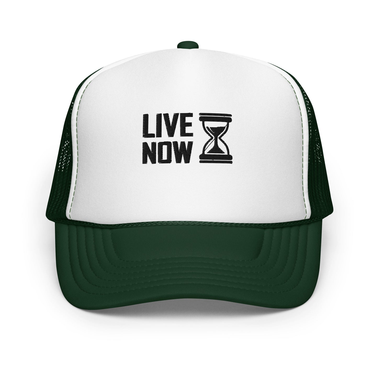 Casquette trucker vert foncé et blanc avec inscription "LIVE NOW" et sablier brodés sur le devant