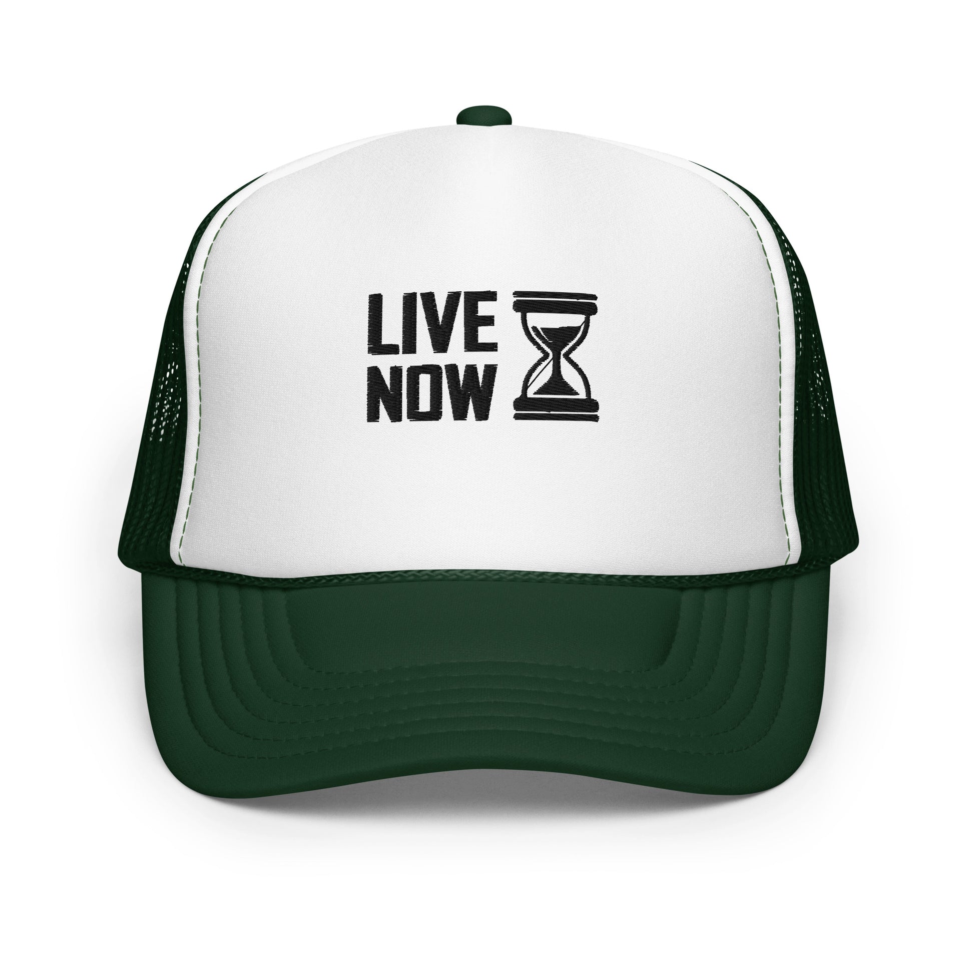 Casquette trucker vert foncé et blanc avec inscription "LIVE NOW" et sablier brodés sur le devant