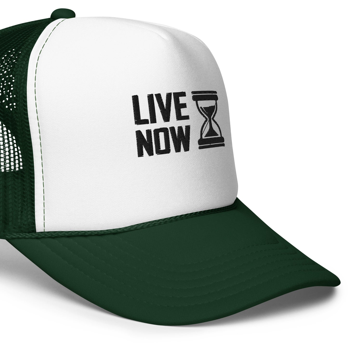 Casquette trucker verte et blanche avec inscription brodée "LIVE NOW" et sablier