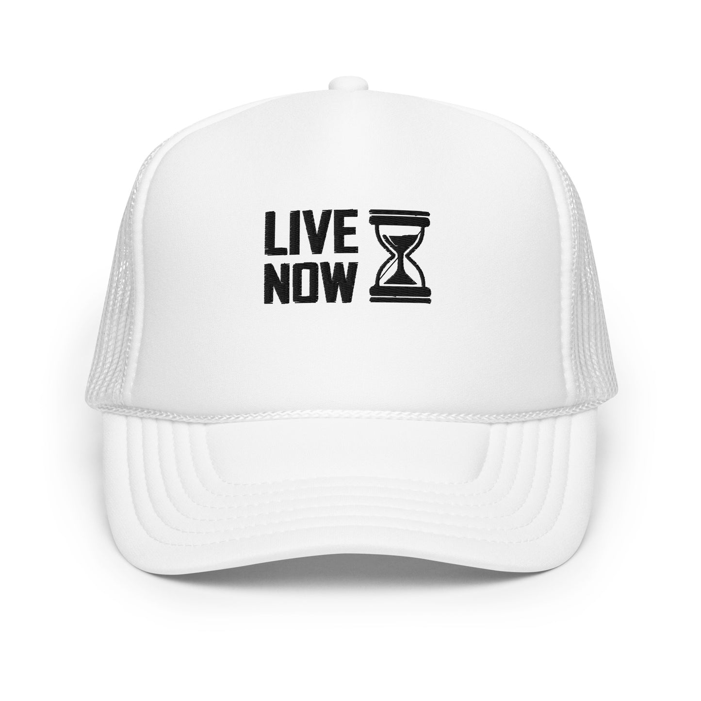 Casquette trucker blanche avec message noir 'LIVE NOW' et dessin de sablier