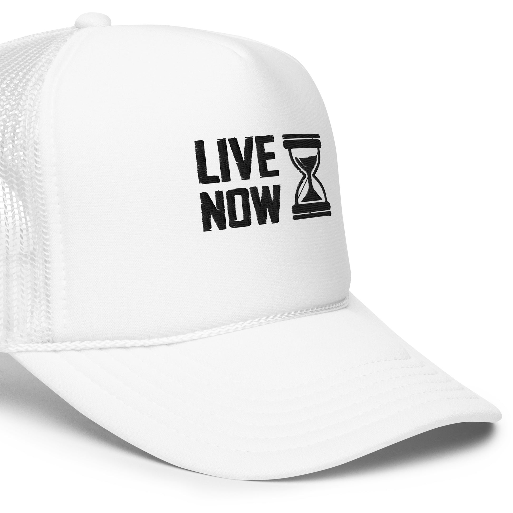 Casquette trucker blanche avec inscription noire LIVE NOW et symbole sablier brodés