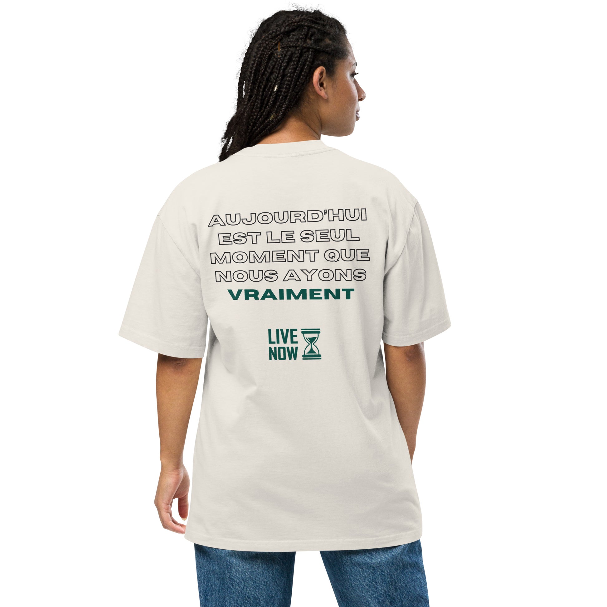 T-shirt oversize couleur os avec texte inspirant en français vu de dos porté par une femme aux cheveux tressés